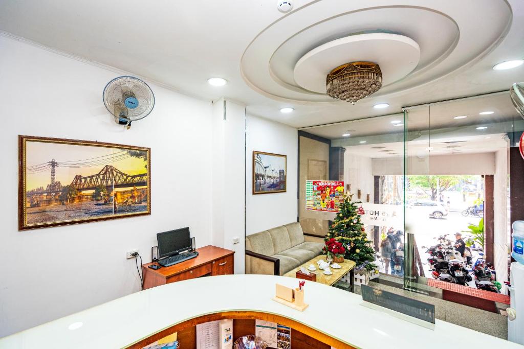 - un salon avec un canapé et un arbre de Noël dans l'établissement A25 Hotel - 22 Nguyễn Cư Trinh, à Hô-Chi-Minh-Ville