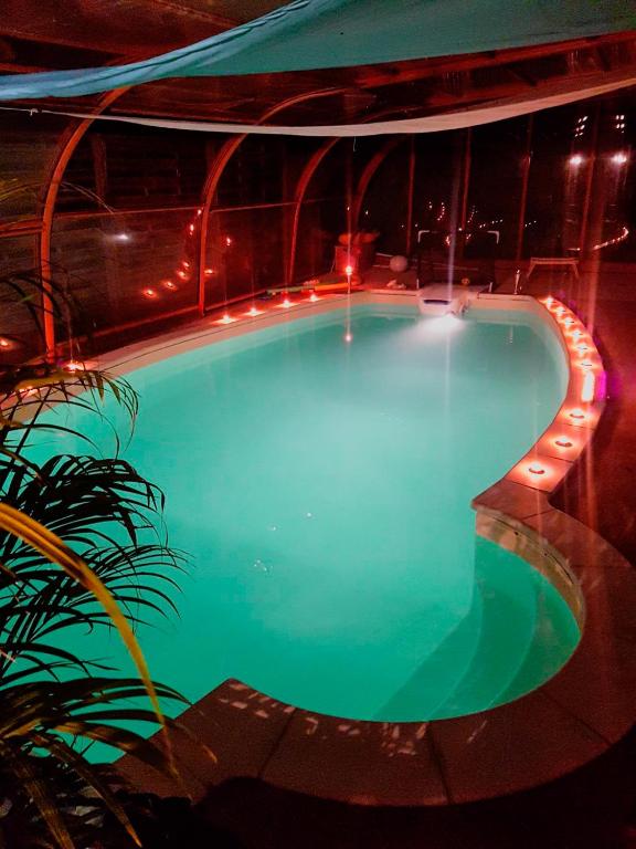 - une piscine éclairée la nuit dans l'établissement maison philirina, à Athée-sur-Cher