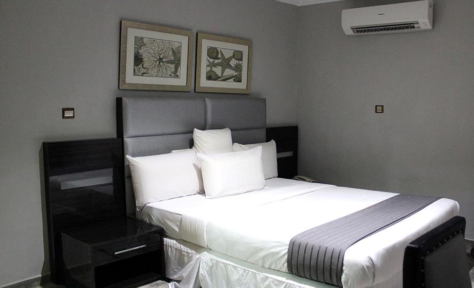 Postel nebo postele na pokoji v ubytování Ellyxville Hotel