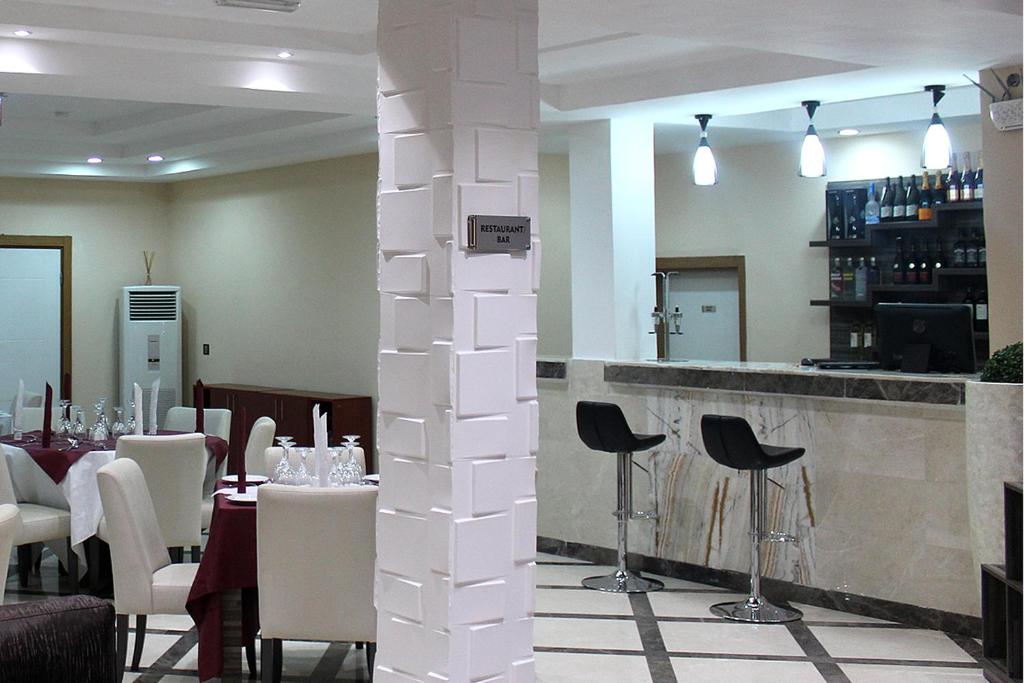 Restaurace v ubytování Ellyxville Hotel