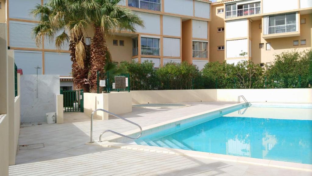 Bazén v ubytovaní Appartement avec piscine proche plage et commerces alebo v jeho blízkosti