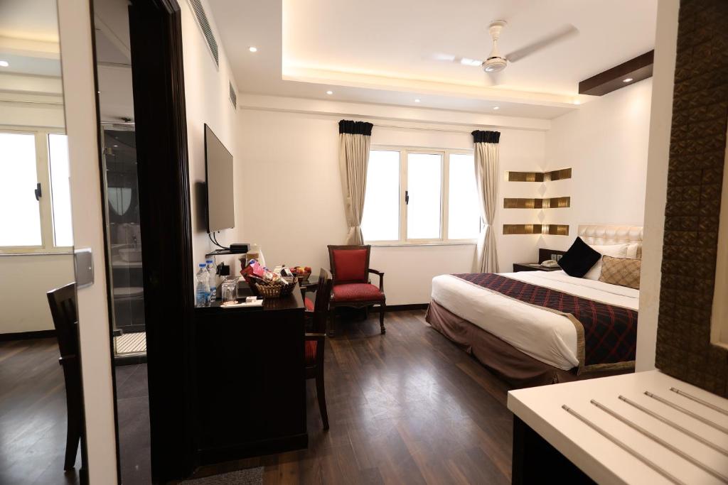 Postel nebo postele na pokoji v ubytování Hotel Grand Godwin Near New Delhi Railway Station