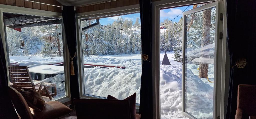 a window with a view of a snow covered mountain at Ro i sjelen. Hytte til leie på Skrim. in Kongsberg