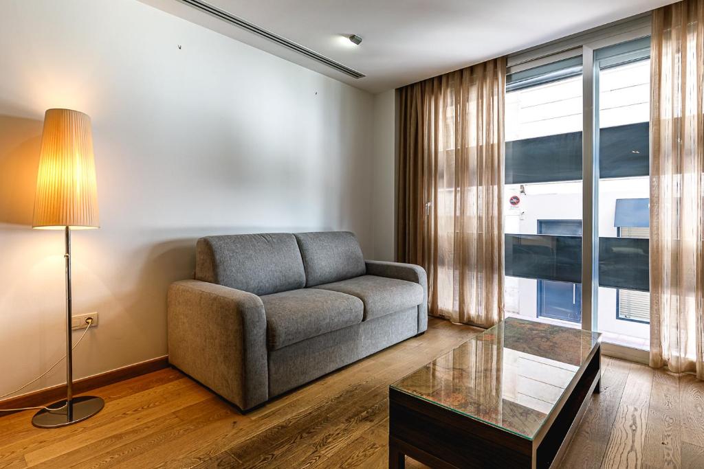 a living room with a couch and a glass table at Cozy Apartment with AC in Elche