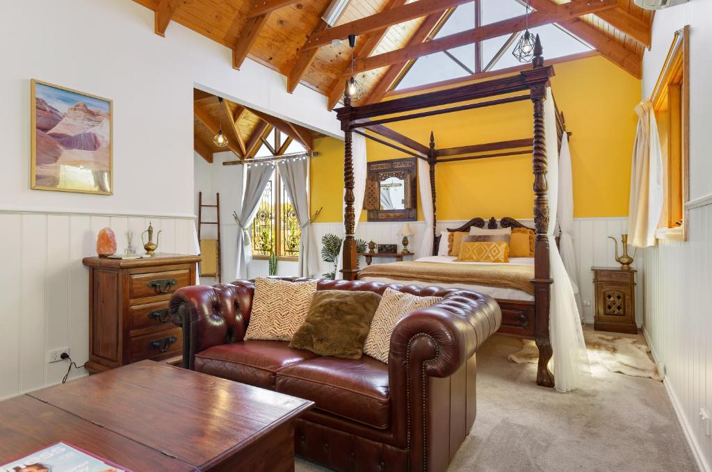 Ένα ή περισσότερα κρεβάτια σε δωμάτιο στο Harem Cottage Gembrook - Spa Bath & Wood Fireplace