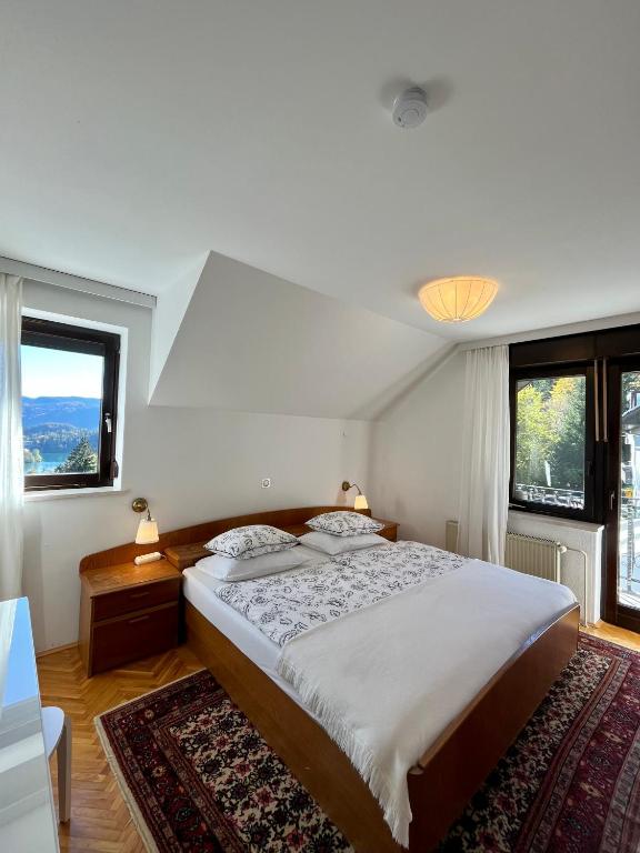 Voodi või voodid majutusasutuse Lakeview Guesthouse & Chalet Bled toas