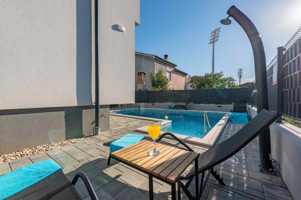Bazén v ubytovaní Apartmani Diva alebo v jeho blízkosti