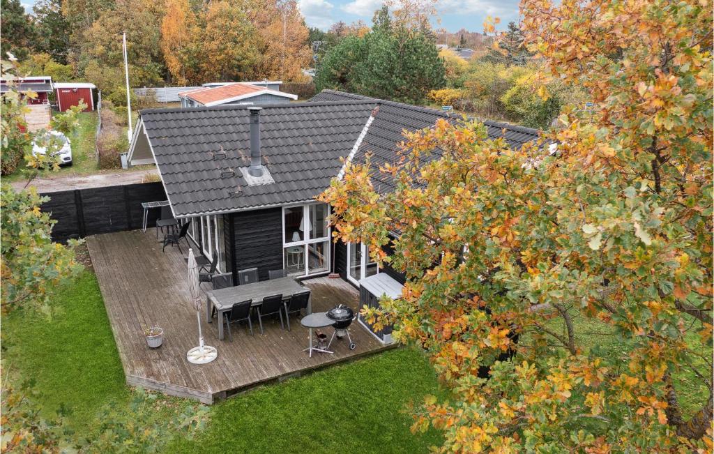 una vista aérea de una casa con terraza en Lovely Home In Slagelse With Kitchen, en Slagelse