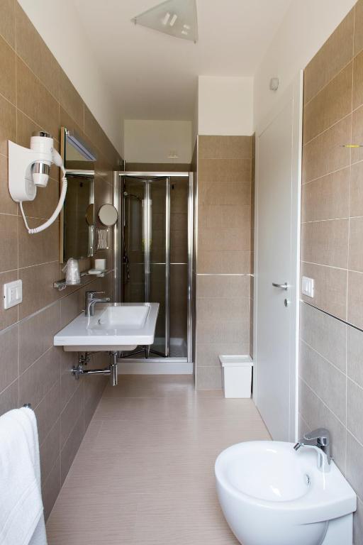 łazienka z umywalką, wanną i toaletą w obiekcie B&B Olganna w mieście Vasto