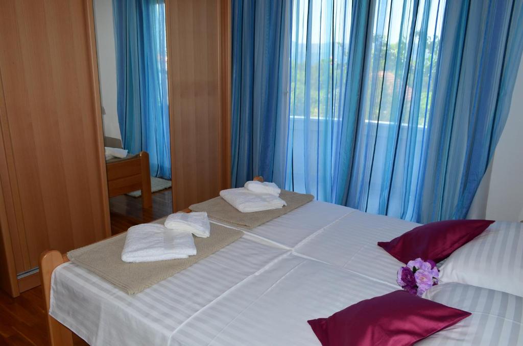 Łóżko lub łóżka w pokoju w obiekcie Apartments Bošković