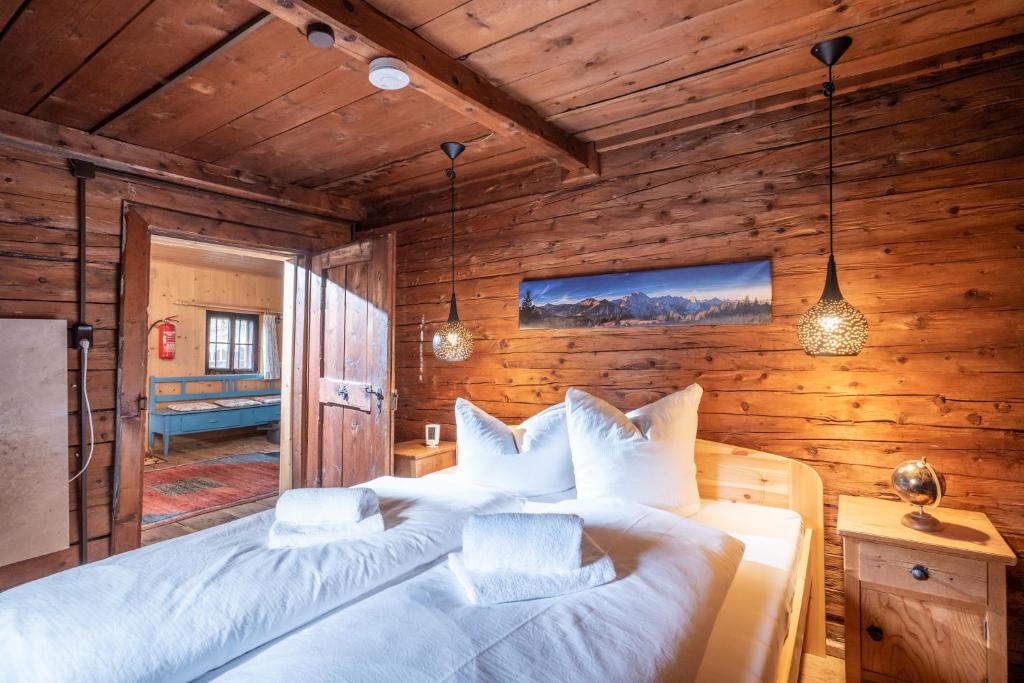 Giường trong phòng chung tại Berg'k'hütte im Kaisertal - Hiking only!