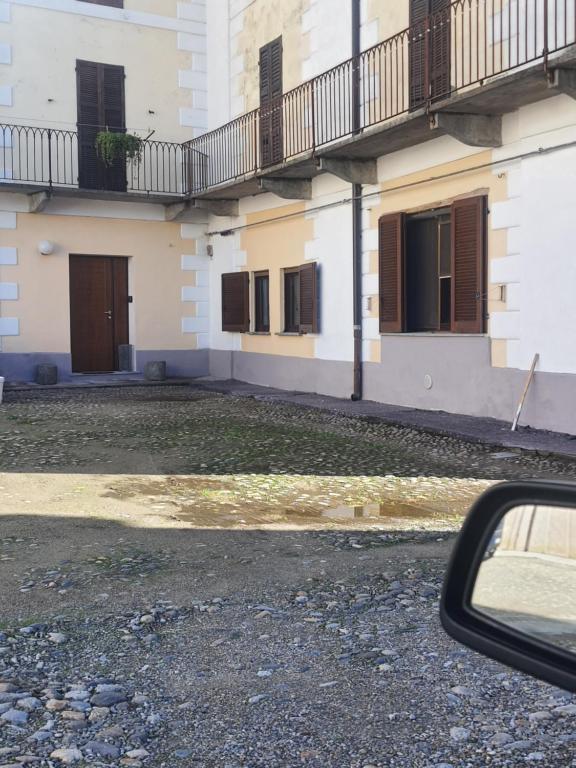 una vista de un edificio desde el lateral de un coche en La Vecchia Riseria 1, en Novara