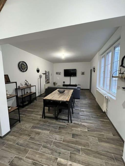 TV a/nebo společenská místnost v ubytování Maison avec cours privative