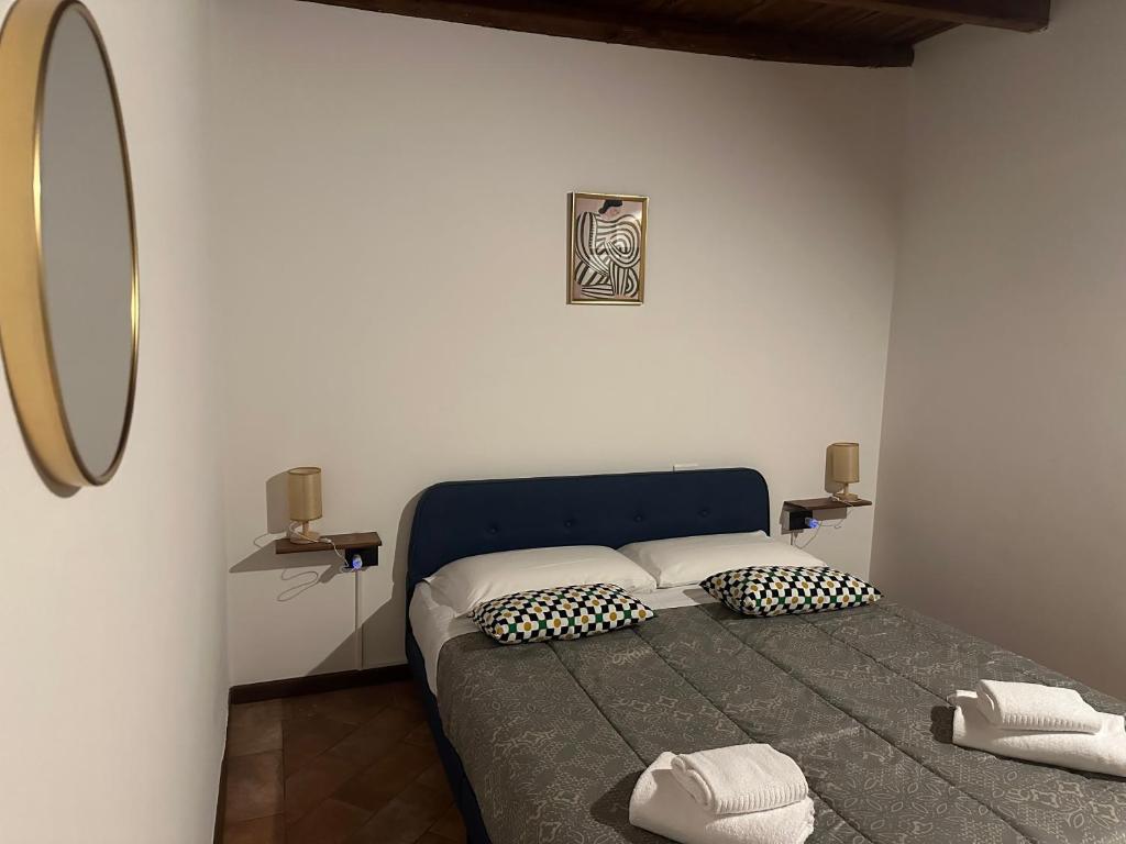 ein Schlafzimmer mit einem Bett mit zwei Kissen darauf in der Unterkunft FEEL - Piazza Pontida Balcony Apartment in Bergamo