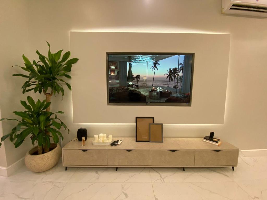 ein Wohnzimmer mit einer Kommode und einem Spiegel in der Unterkunft شقة مودرن مقابلة البوليفارد in Riad
