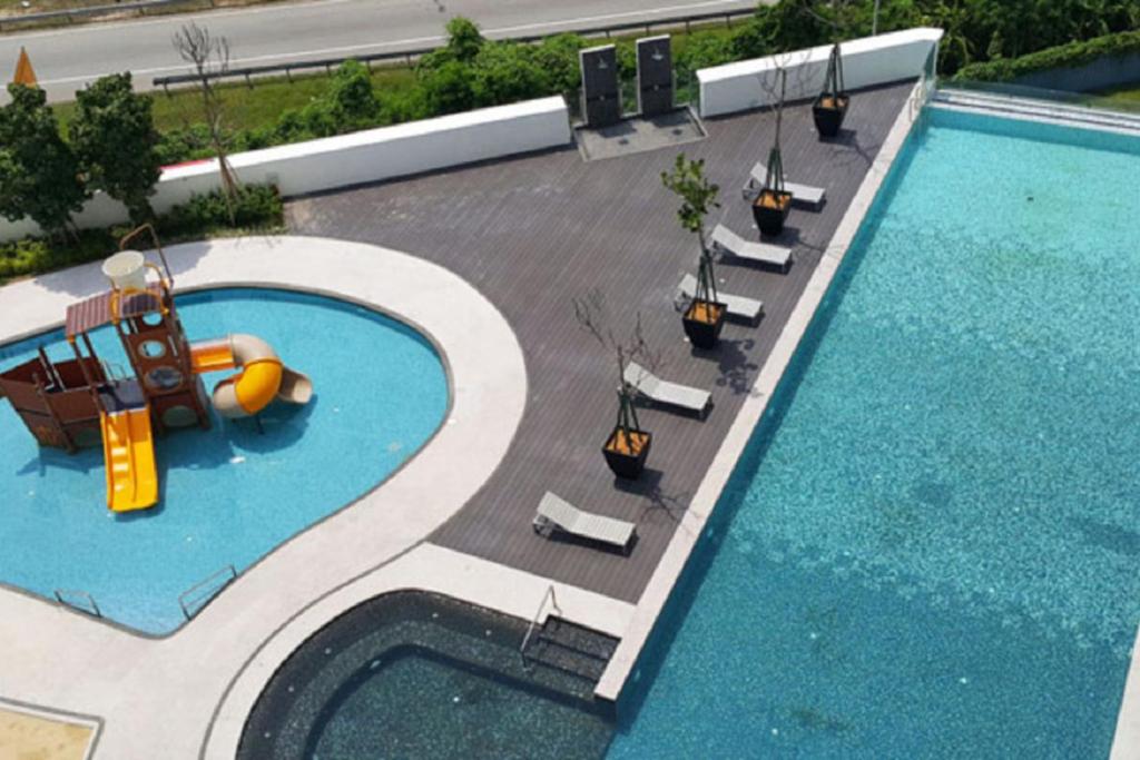 uma vista superior de uma piscina com um parque infantil em Ipoh D Festivo Suites 6-10pax 10mins to Sunway Tambun by IWH em Ipoh