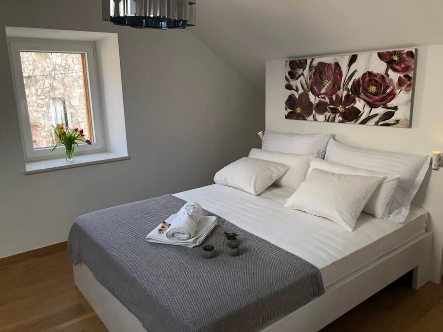 Postel nebo postele na pokoji v ubytování LaBellaSu Studio