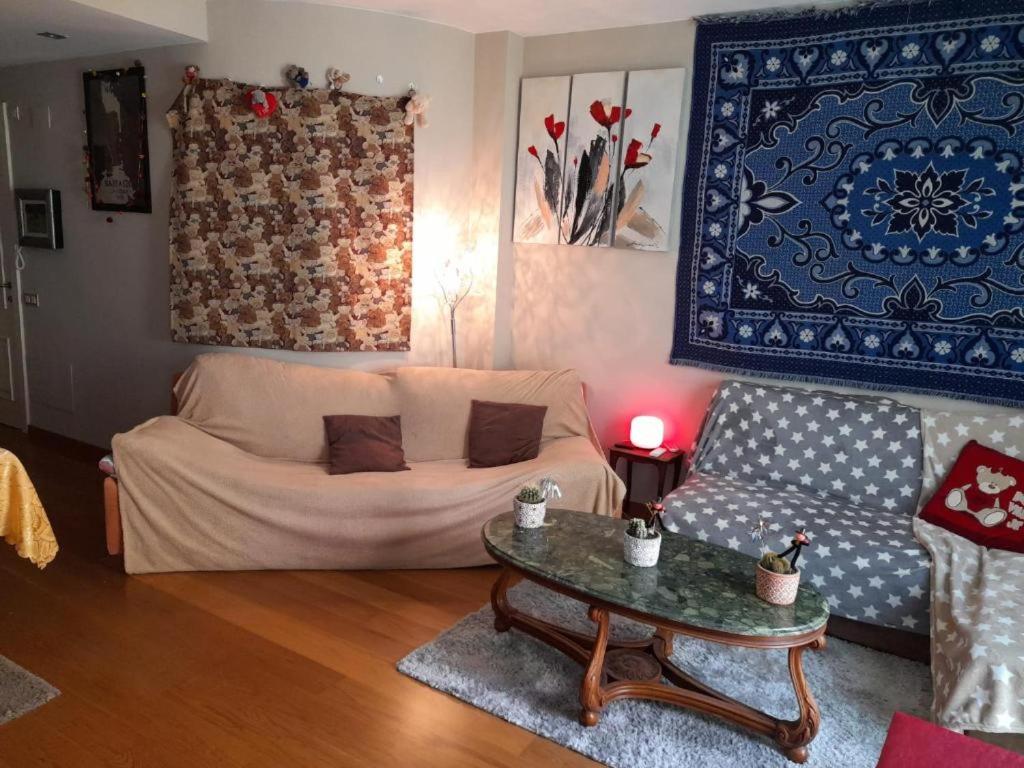 錫切斯的住宿－Private Room romantic area，客厅配有沙发和桌子