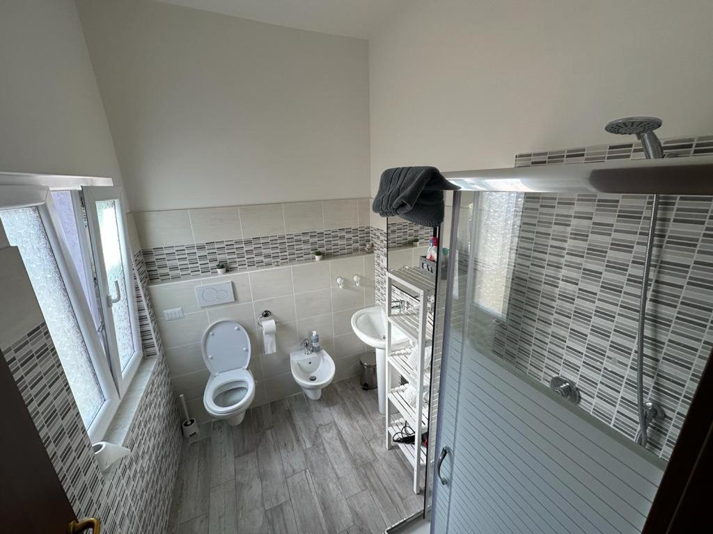 ein Bad mit einem WC und einem Waschbecken in der Unterkunft Mondo House in Fiumicino