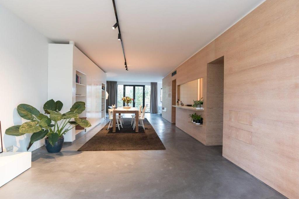 ein Wohnzimmer mit Tisch und ein Esszimmer in der Unterkunft City centre Loft on the historic Canal in Utrecht