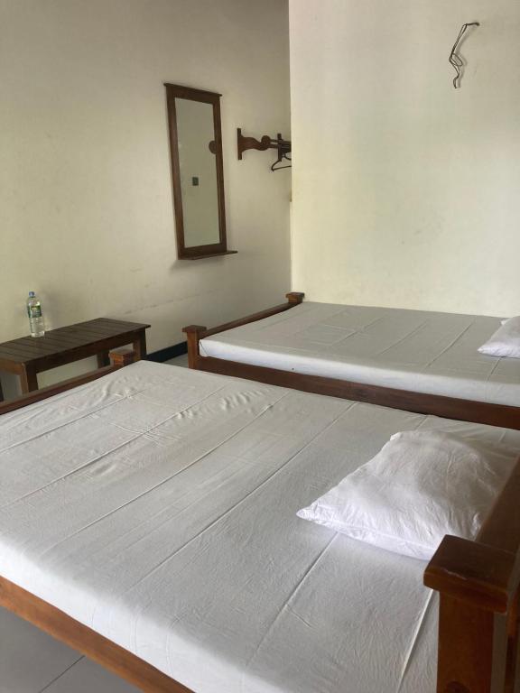 Postel nebo postele na pokoji v ubytování Hotel Siyathma polonnaruwa
