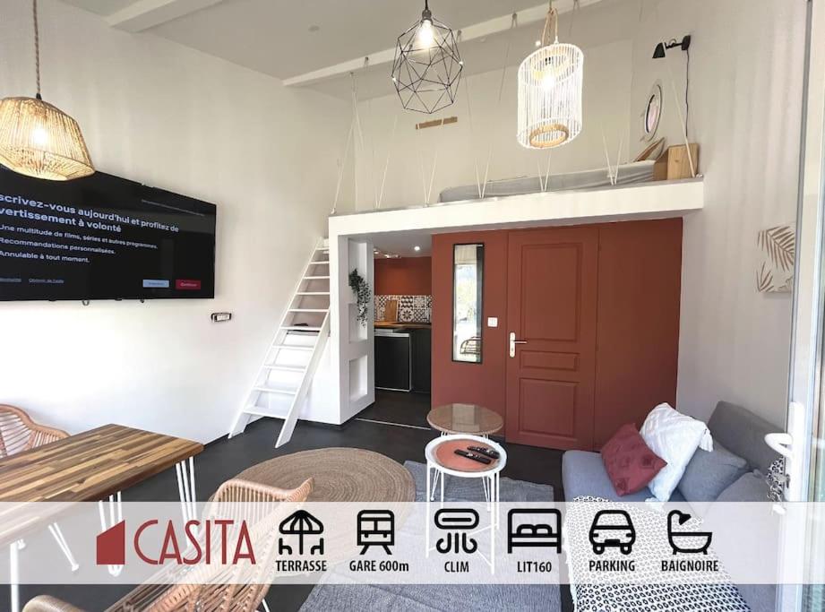 - un salon avec un canapé et une télévision dans l'établissement Casita: maison duplex +parking/terrasse/Netflix, à Troyes