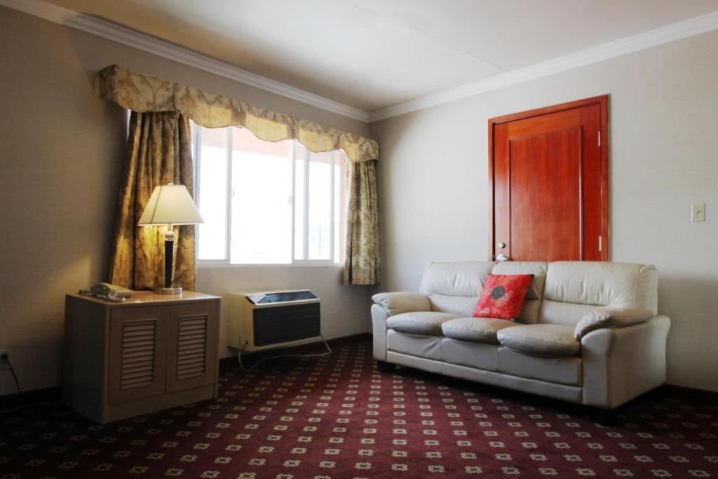 Metro Plaza Hotel - Suite Room