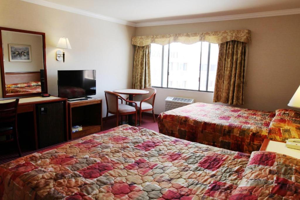 Metro Plaza Hotel - Standard Queen Room With Two Queen Beds