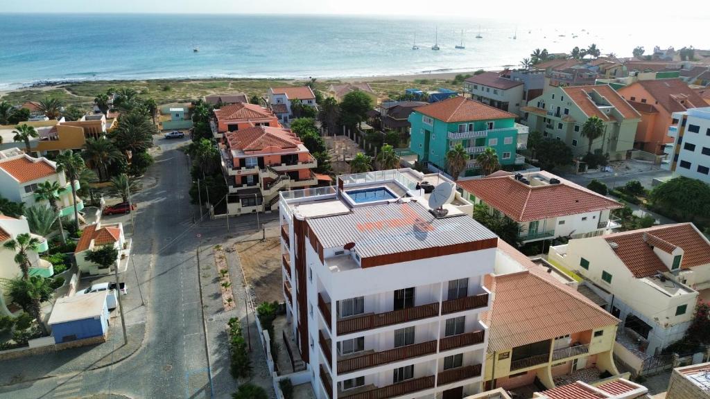 een luchtzicht op een stad met de oceaan bij Ocean Roof in Santa Maria