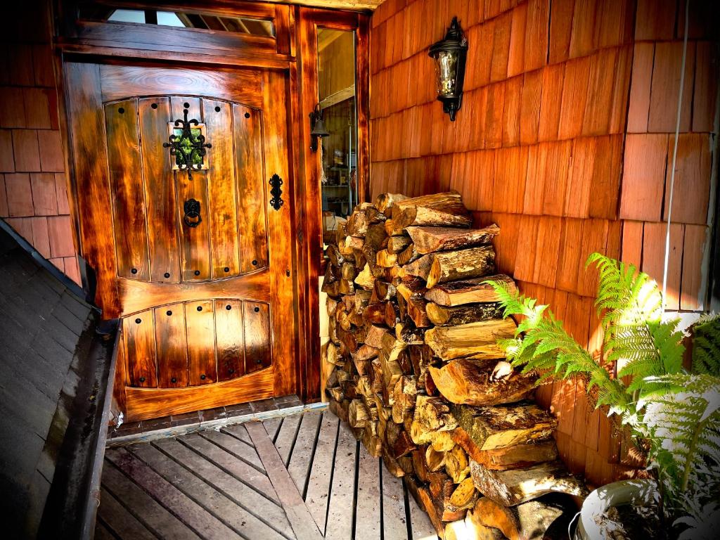 Imagen de la galería de Homestay at "Explore Cafe & Lodge" with stunning ocean view in Chiloe Island, Patagonia, en Duhatao