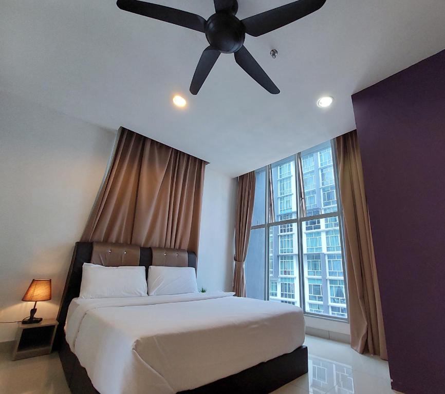 sypialnia z łóżkiem i wentylatorem sufitowym w obiekcie 3 Elements Premium Suite-MRT2 Station-Wifi- Self Check-iN w mieście Kampong Batu Sembilan