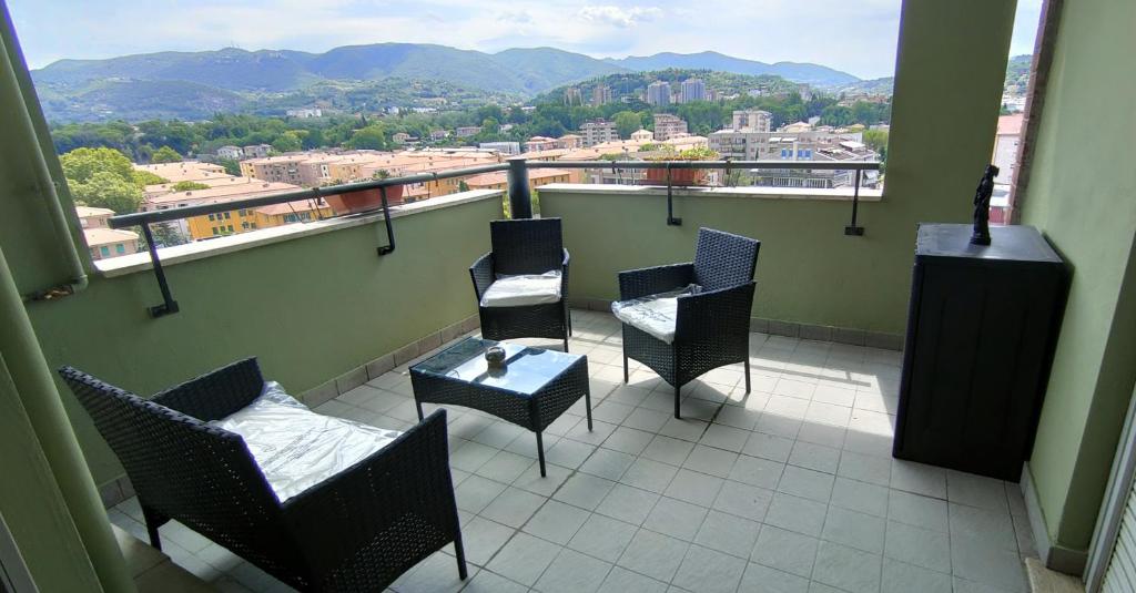 een balkon met stoelen en uitzicht op de stad bij Aurora appartamento, intero appartamento di 105 mq in Terni