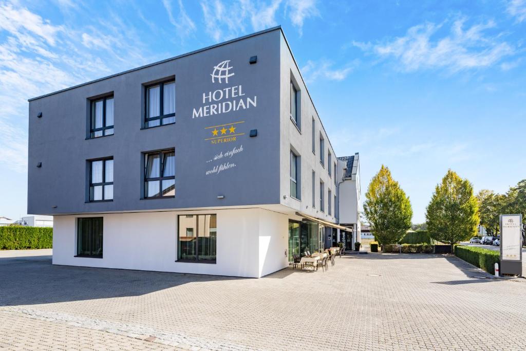un edificio con un letrero que lee Hotel Melatonin en Hotel Meridian ***superior, en Landshut
