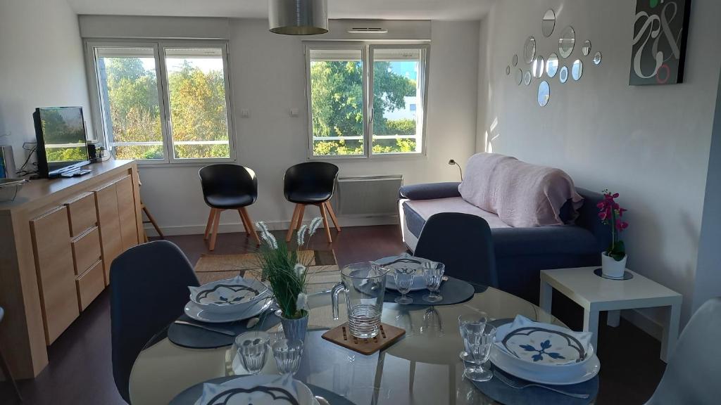 un salon avec une table et des chaises dans l'établissement Au calme, avec jardin et proches des sites touristiques, à Vannes