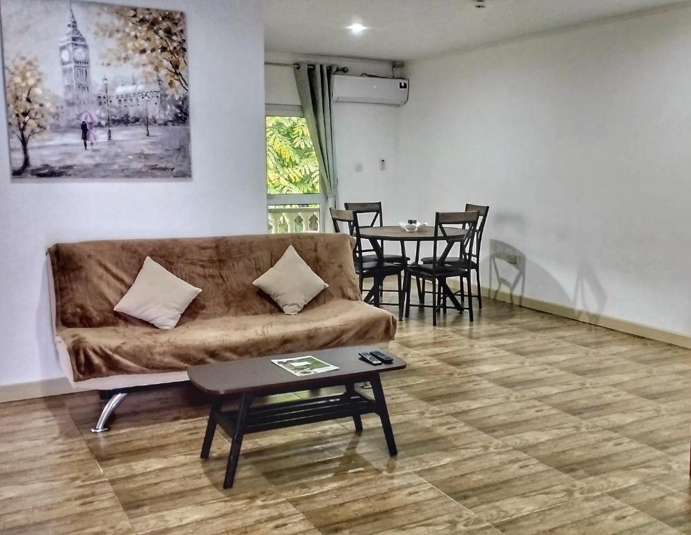 Area soggiorno di Dovass Self Catering Apartments