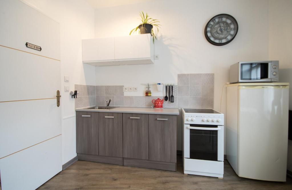 Dapur atau dapur kecil di Breuil Station, studio tout confort