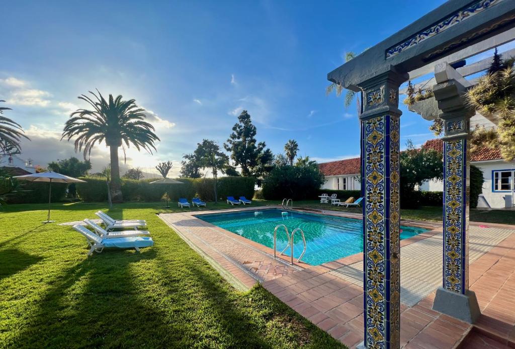 una piscina en el patio de una casa en Villa Finca El Drago, en La Orotava