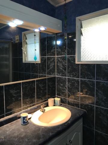a bathroom with a sink and a mirror at Cabaña en Pichidangui un Oasis de naturaleza y relajación in Pichidangui