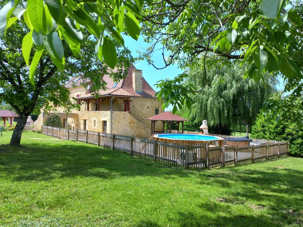 dom z basenem na dziedzińcu w obiekcie Domaine BENESTER - Gîte La Périgourdine - Meublé 4 étoiles w mieście Siorac-en-Périgord