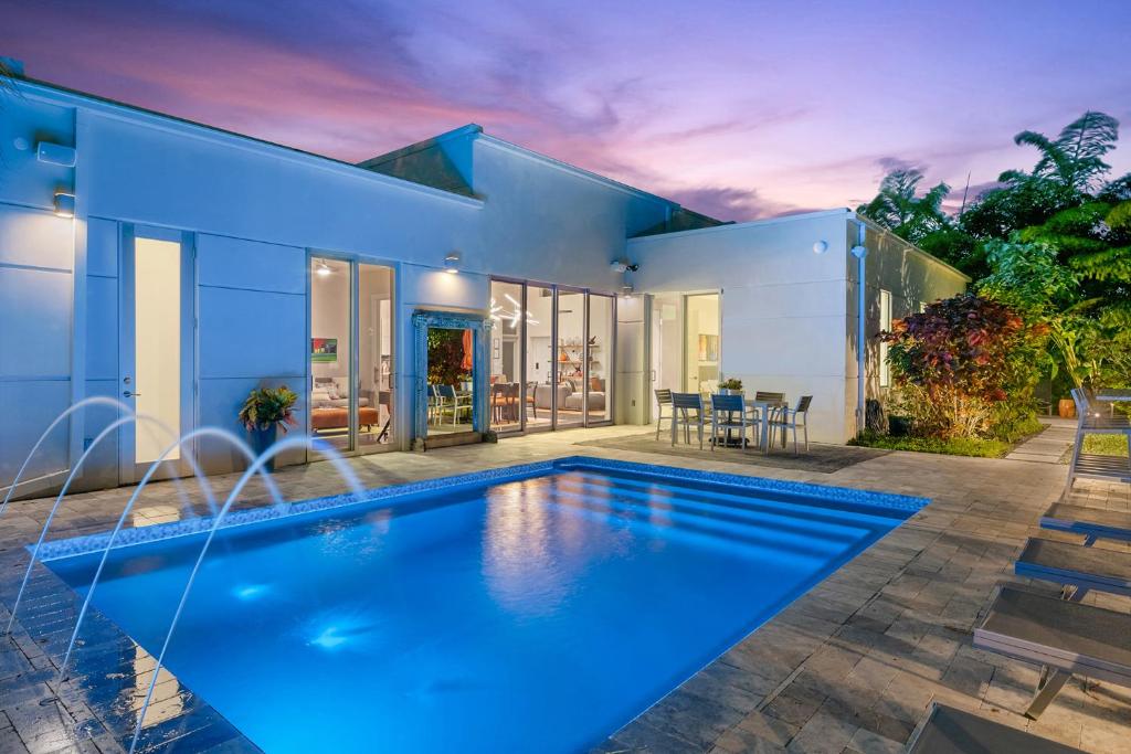 to A Modern Paradise, A Stunning Tropical Secluded Oasis Home!!!!, Fort Lauderdale