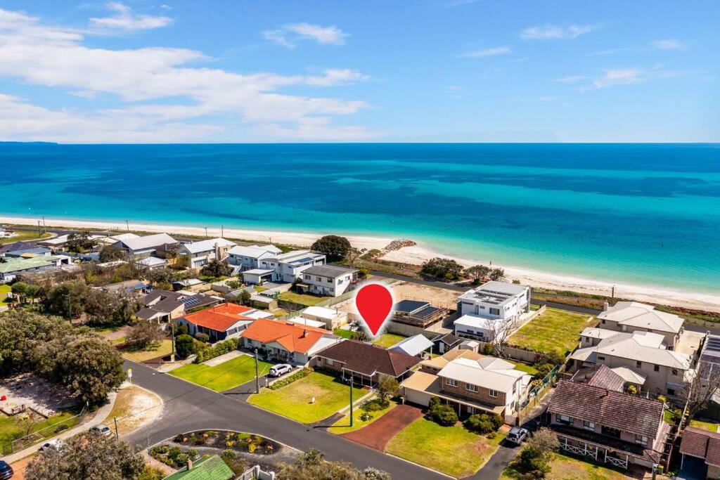 een luchtzicht op een voorstad met een stopbord bij 100 Paces in Broadwater