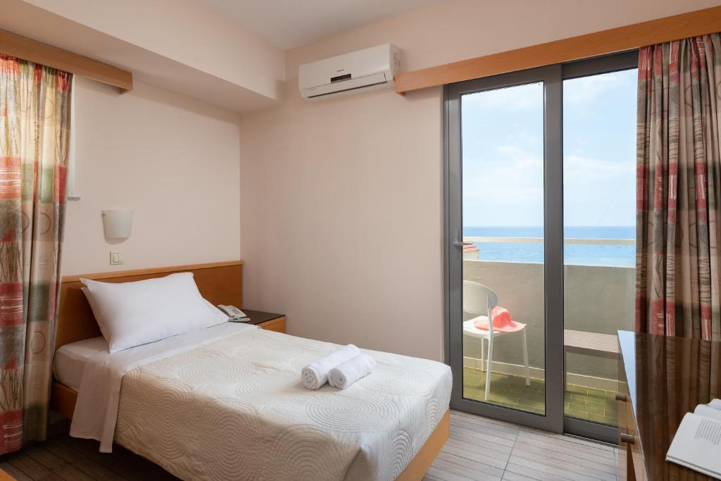 Postel nebo postele na pokoji v ubytování Nafsika Hotel