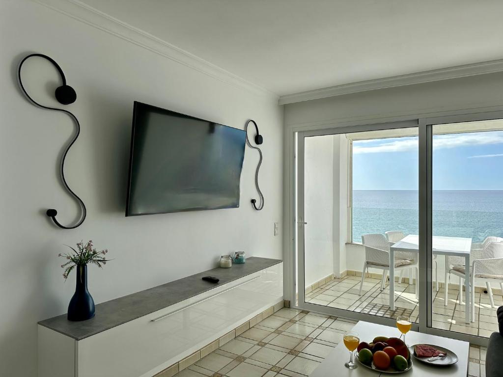 Televízia a/alebo spoločenská miestnosť v ubytovaní New holiday apartment right on the beach