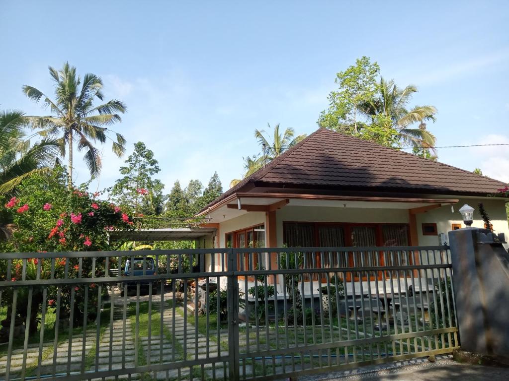 ein Haus mit einem Tor und einem Zaun in der Unterkunft umah kampung bendul in Penebel