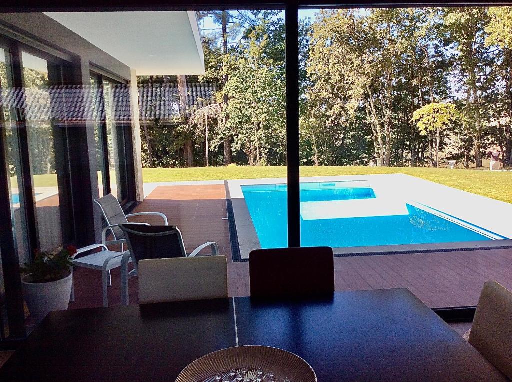 una casa con vistas a la piscina en Casa tapada da cheda 1 en Fafe