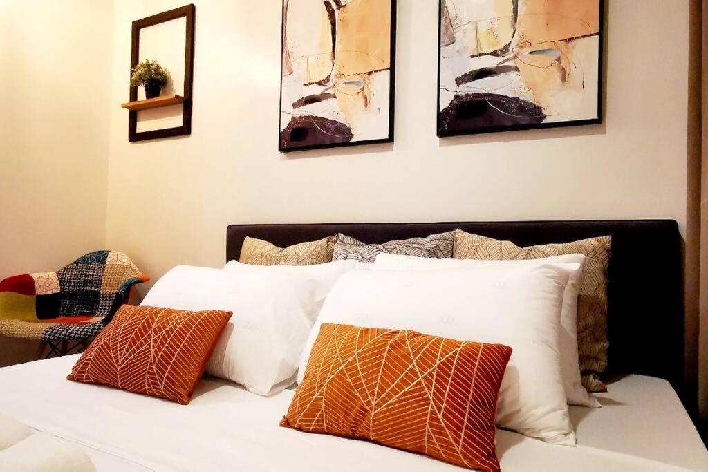 Ένα ή περισσότερα κρεβάτια σε δωμάτιο στο Fun-cozy-spacious family suite that sleeps 8.