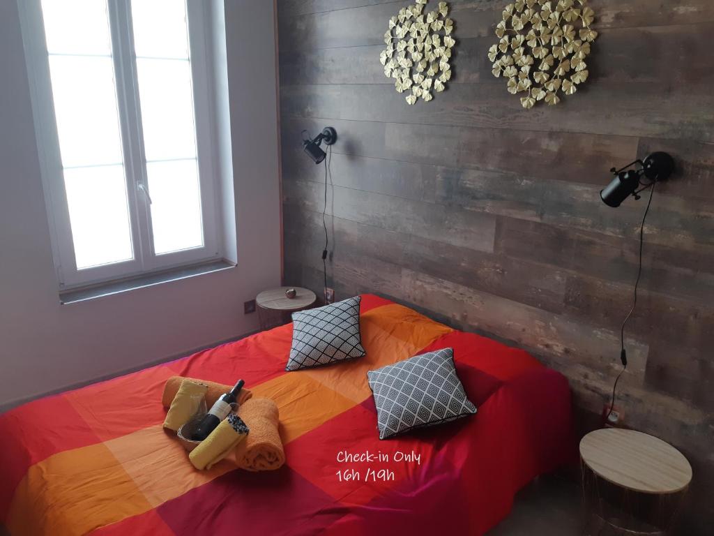 a bedroom with a bed with a red blanket at Bed and Breakfast P&P Nîmes-Centre in Nîmes