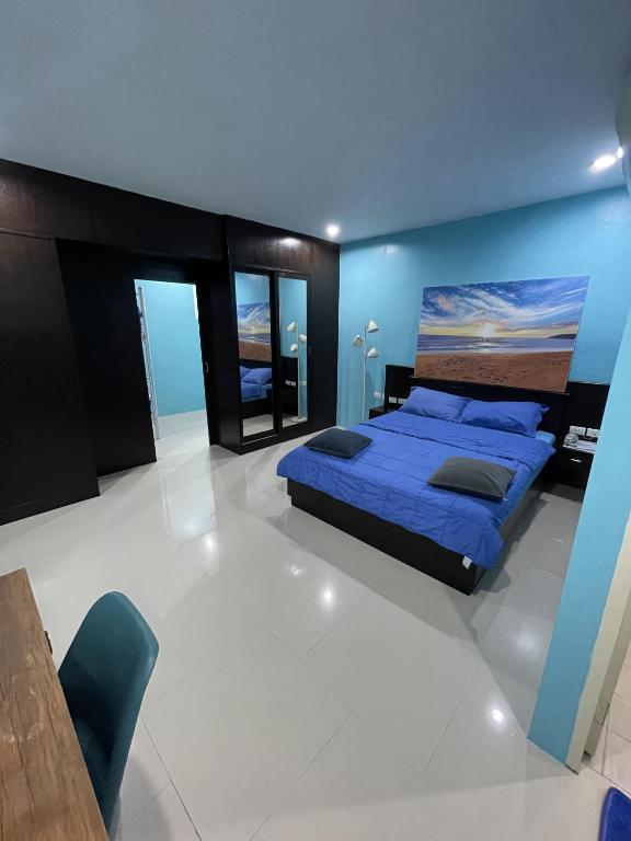 1 dormitorio con 1 cama, mesa y sillas en GazStation, en Kata Beach