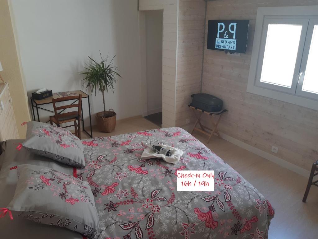 a bedroom with a bed with a sign on it at Suite Privée Bed and Breakfast in Nîmes