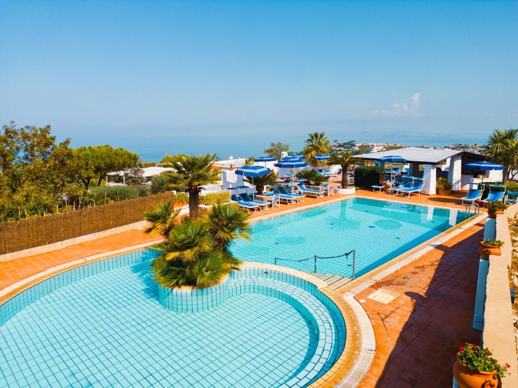 einen Blick über den Pool in einem Resort in der Unterkunft Poggio Aragosta Hotel & Spa in Ischia